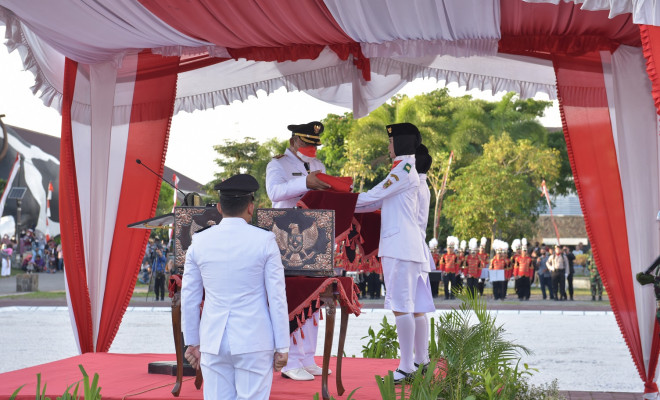 UPACARA PENURUNAN BENDERA MERAH PUTIH	PERINGATAN HUT RI KE-77 TAHUN 2022